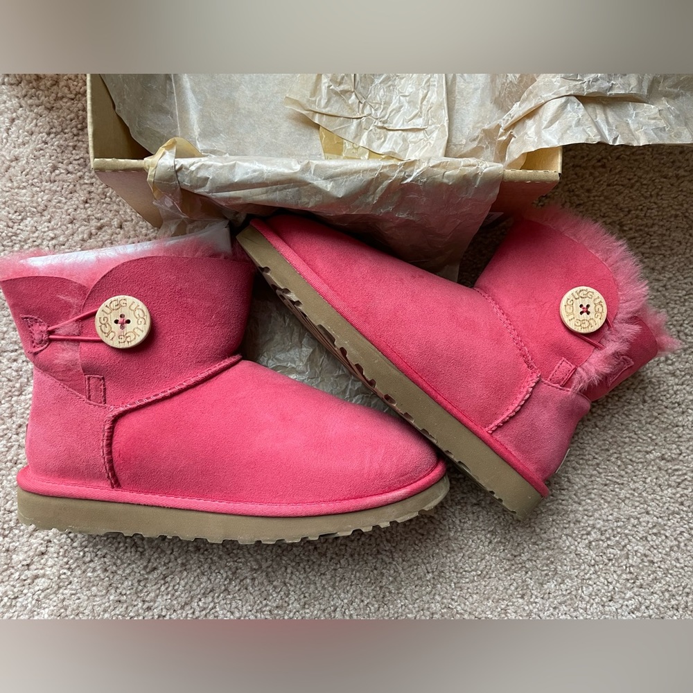 Ugg mini Bailey button